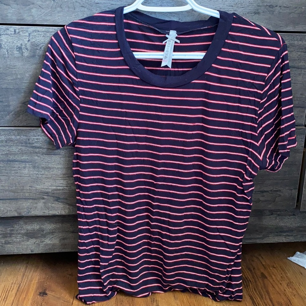 🌻Never worn, cute basic t-shirt.